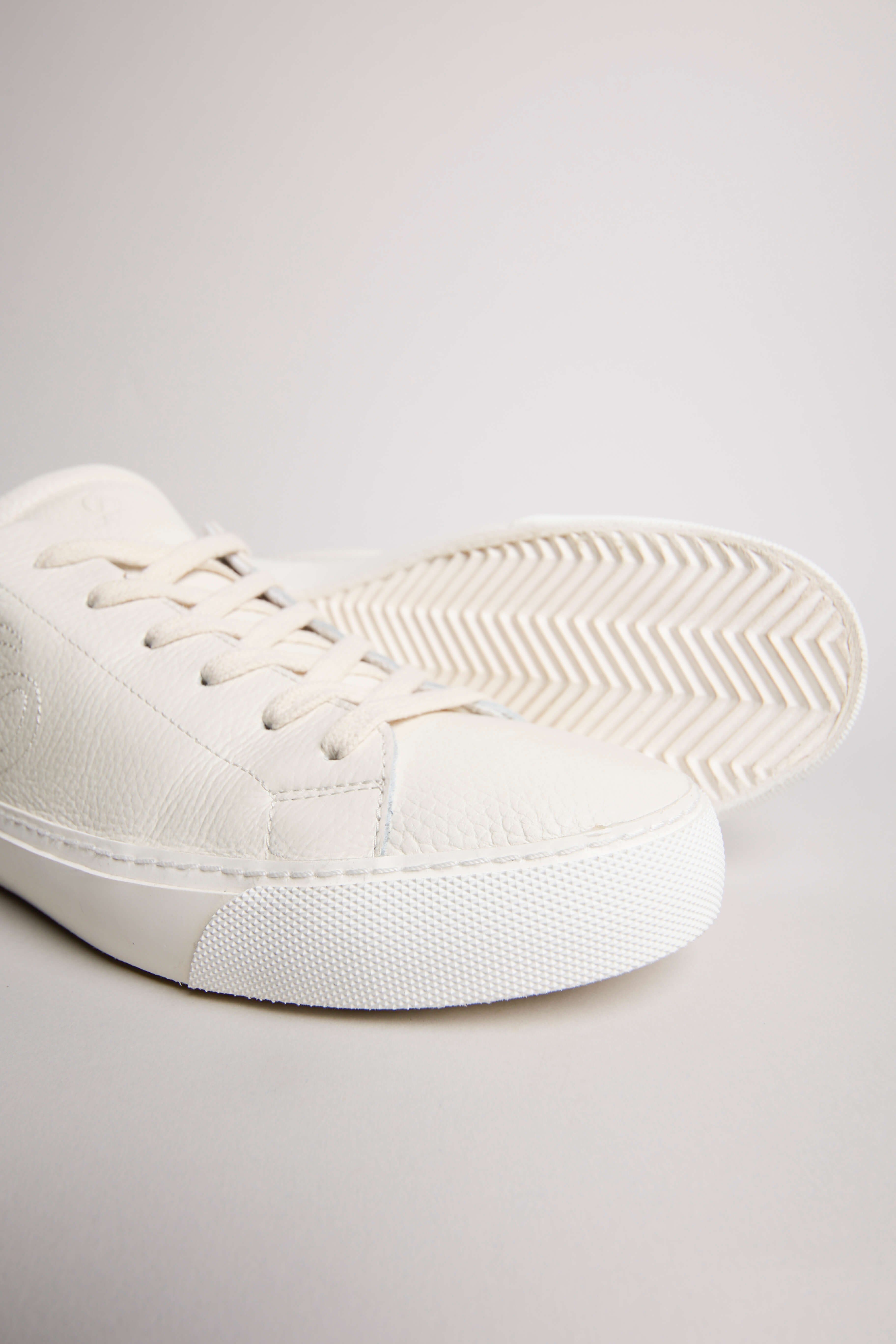 The Tumbled Leather - White